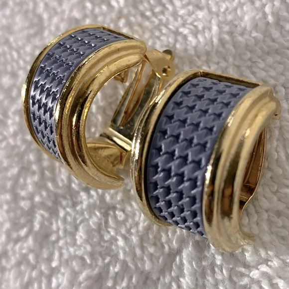Vintage Grey Houndstooth With Gold Tone Metal Thick Small Hoop Clip On Earrings - Picture 5 of 9